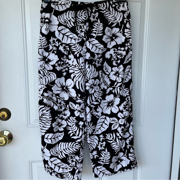 Lauren Ralph Lauren Pants - •Lauren Ralph Lauren Tropical Floral Capris - Size 6